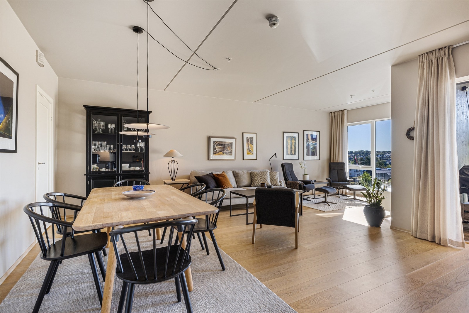 Stuen har gode møbleringsmuligheter Galleribilde