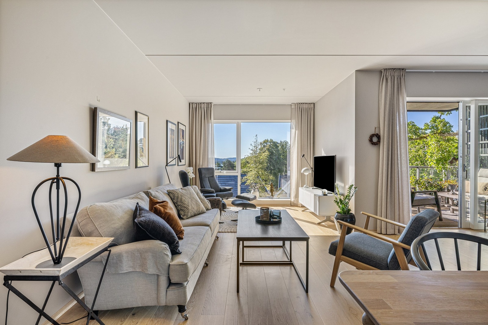 God med naturlig lys fra store vindusflater Galleribilde