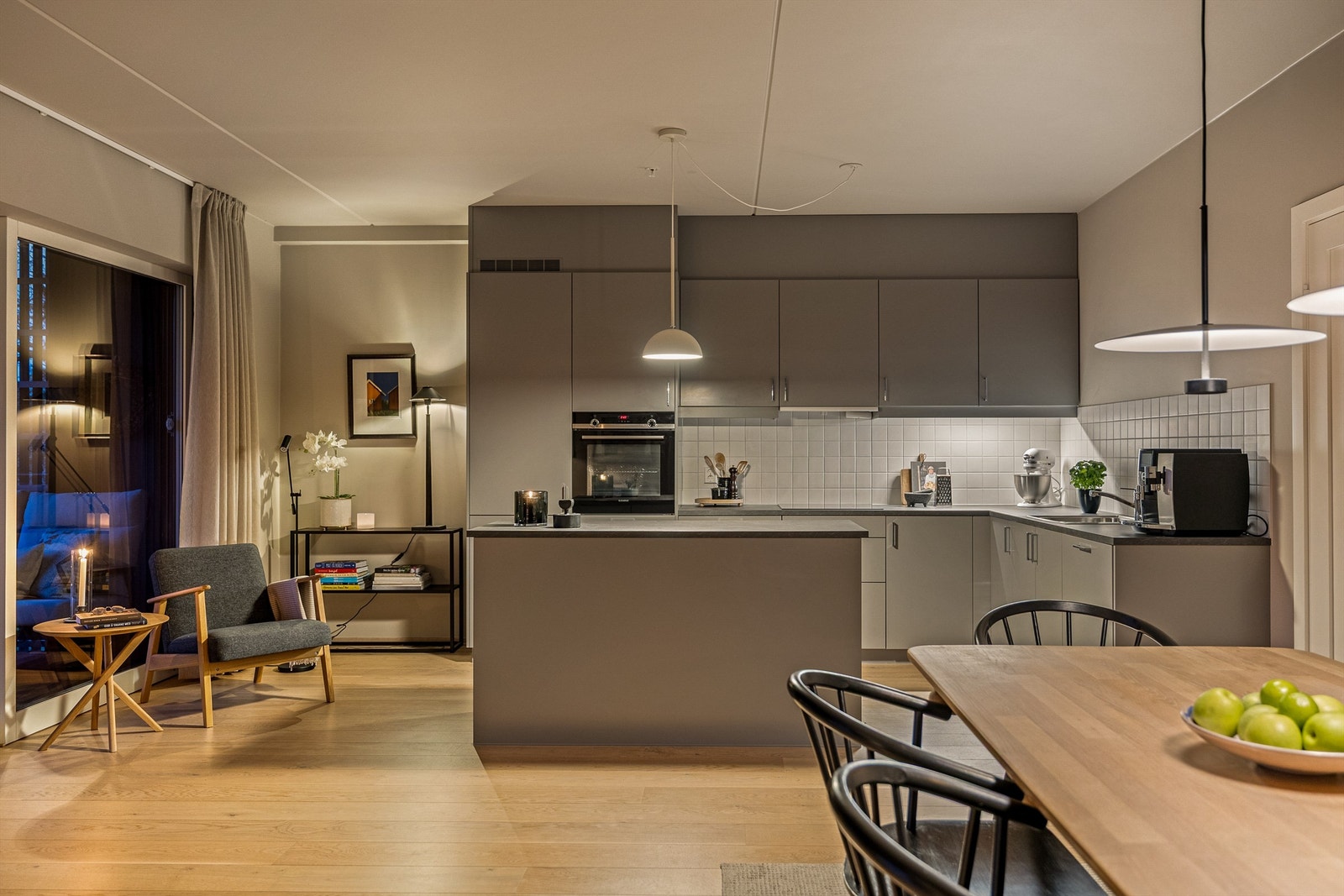 Fin kjøkkenløsning med øy Galleribilde