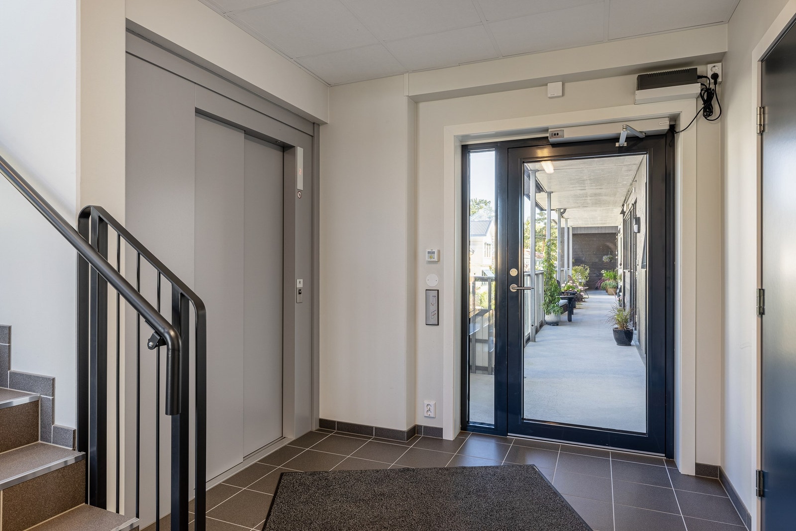 I bygget er det Heis fra garasjen og opp til svalgangen Galleribilde