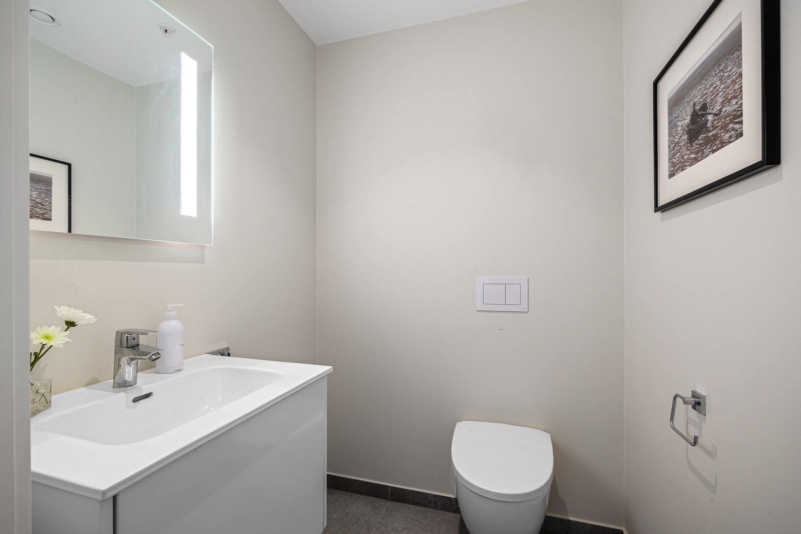 Separat gjestetoalett finner du også i leiligheten Galleribilde