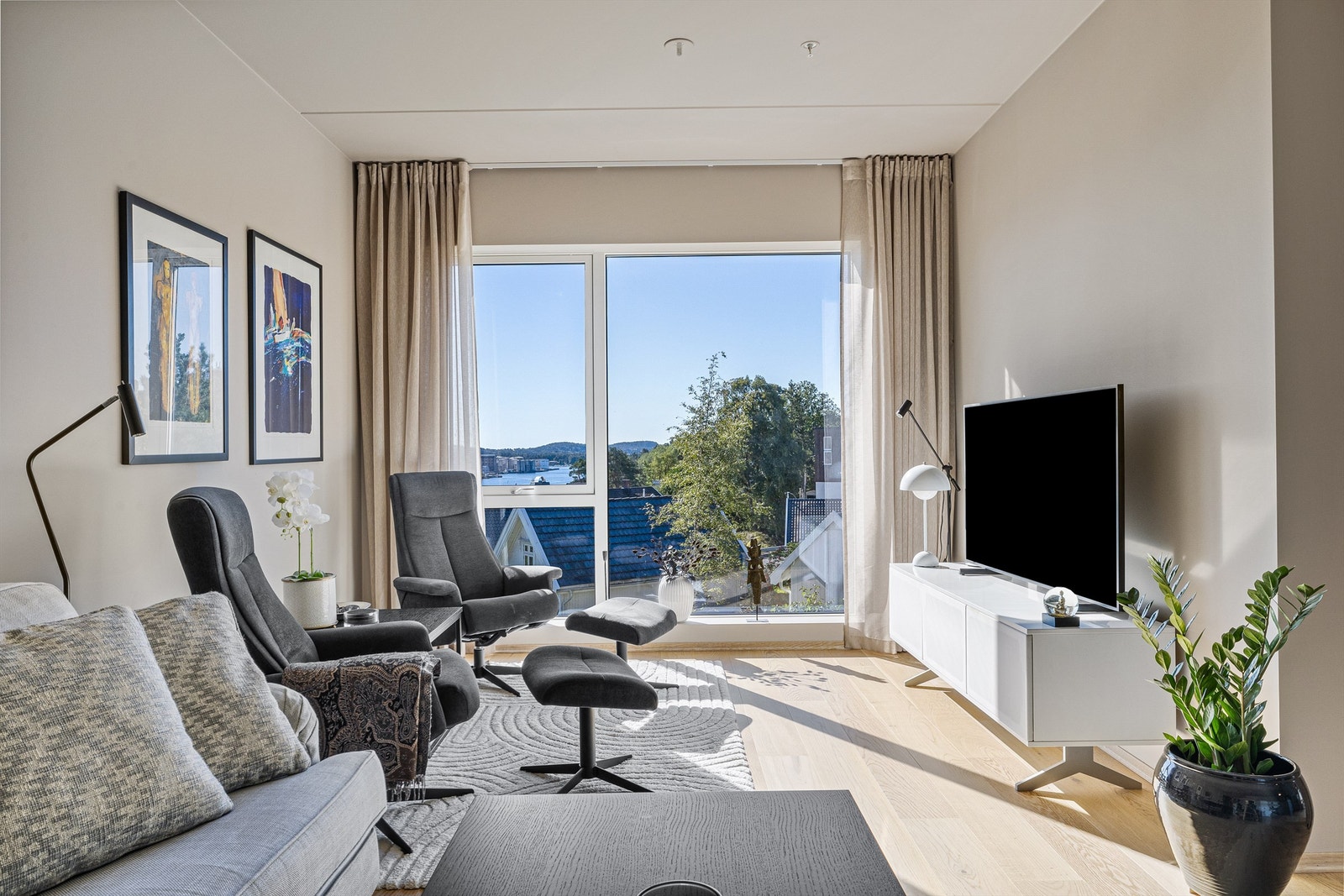 Her kan man fritt velge om tv eller utsikt frister mest å se på Galleribilde