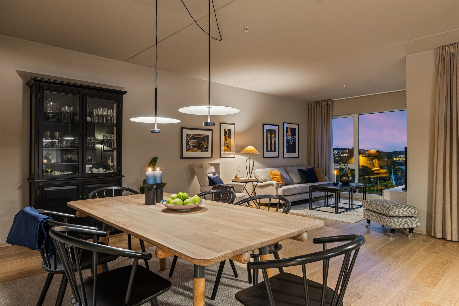 Plass til stort spisebord og en koselig sittegruppe mot utsikten Galleribilde