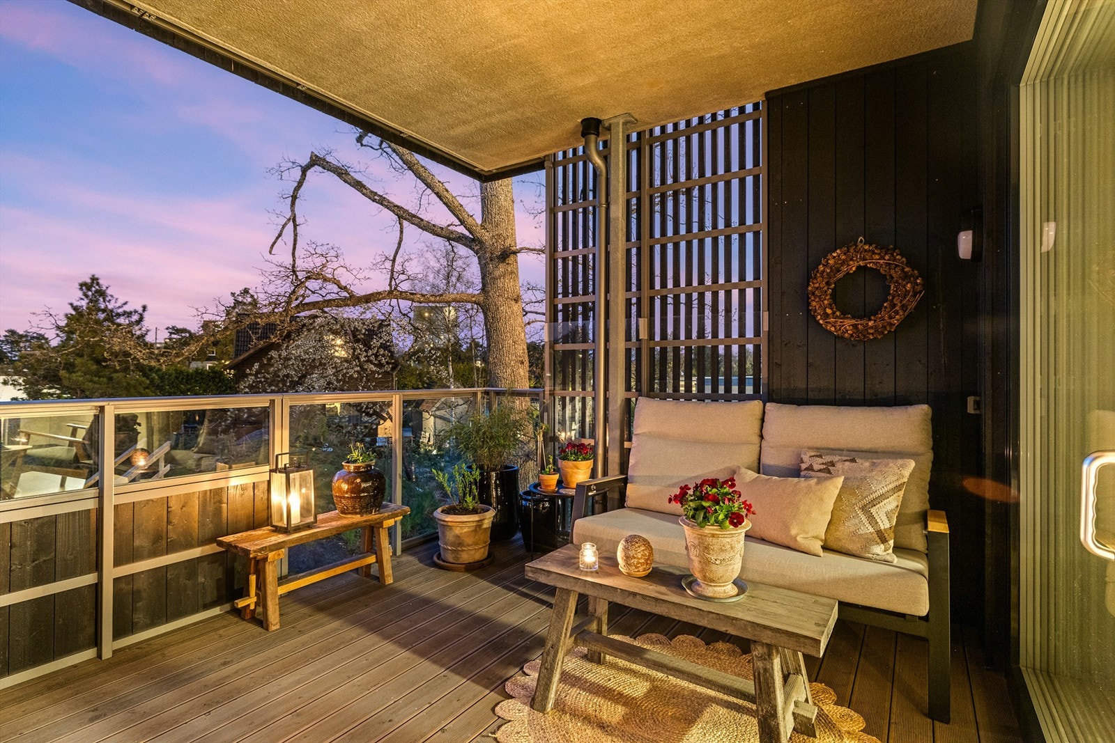 Stor og deilig balkong som er overbygget Galleribilde