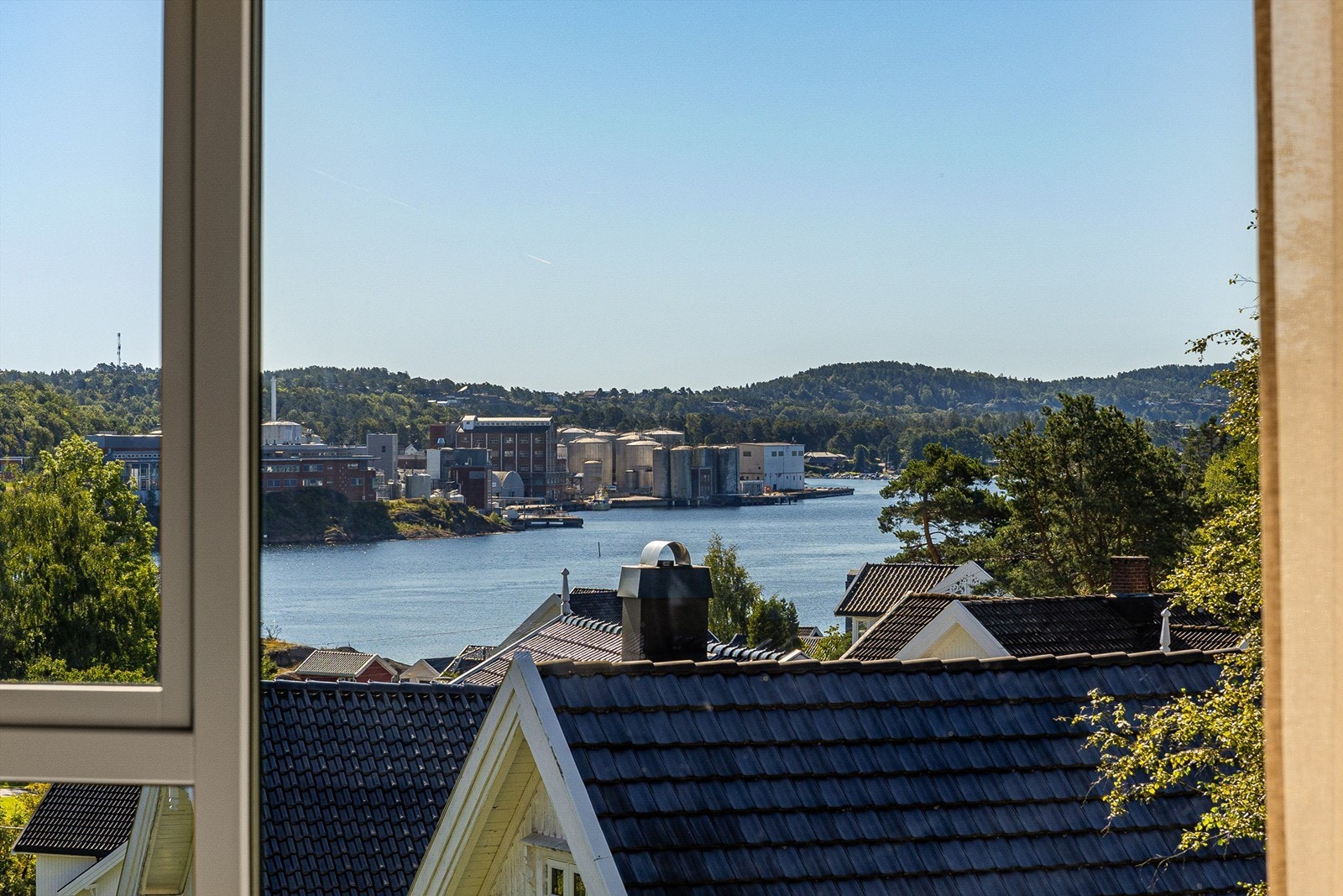 Strøken leilighet med flott utsikt mot innseilinga til havnebassenget Galleribilde