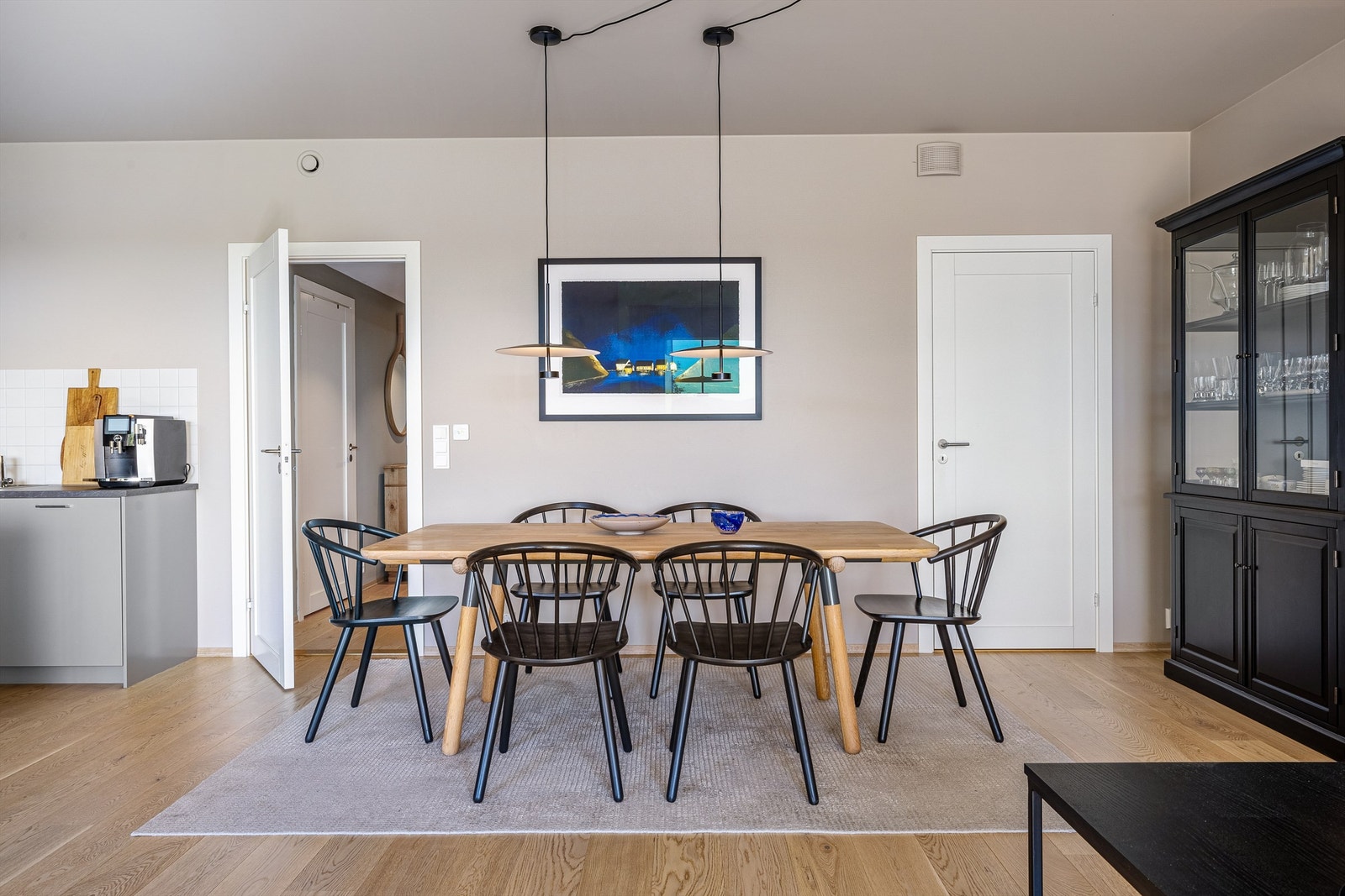 Plass til stort spisebord ved kjøkkenet Galleribilde