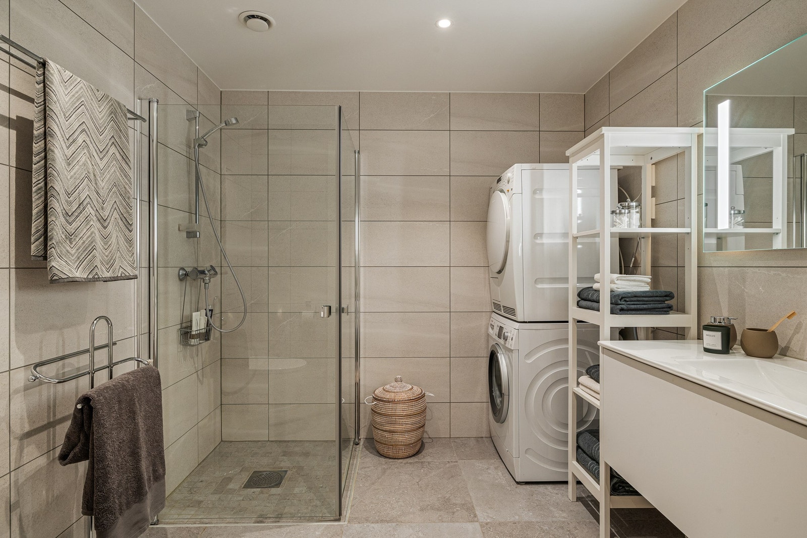 Lekkert flislagt bad Galleribilde