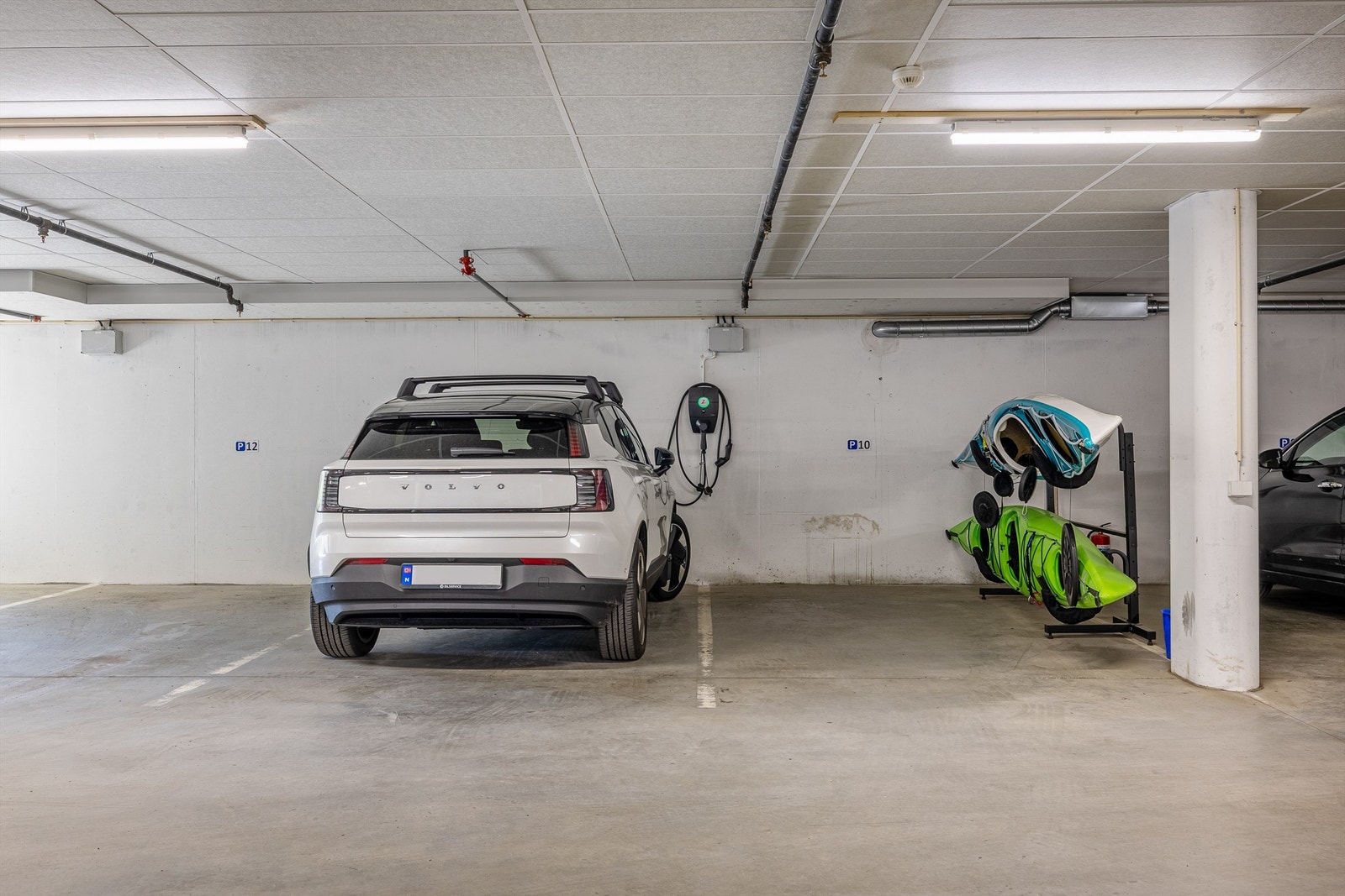 Parkering i felles garasjekjeller der denne leiligheten disponerer 2 plasser Galleribilde