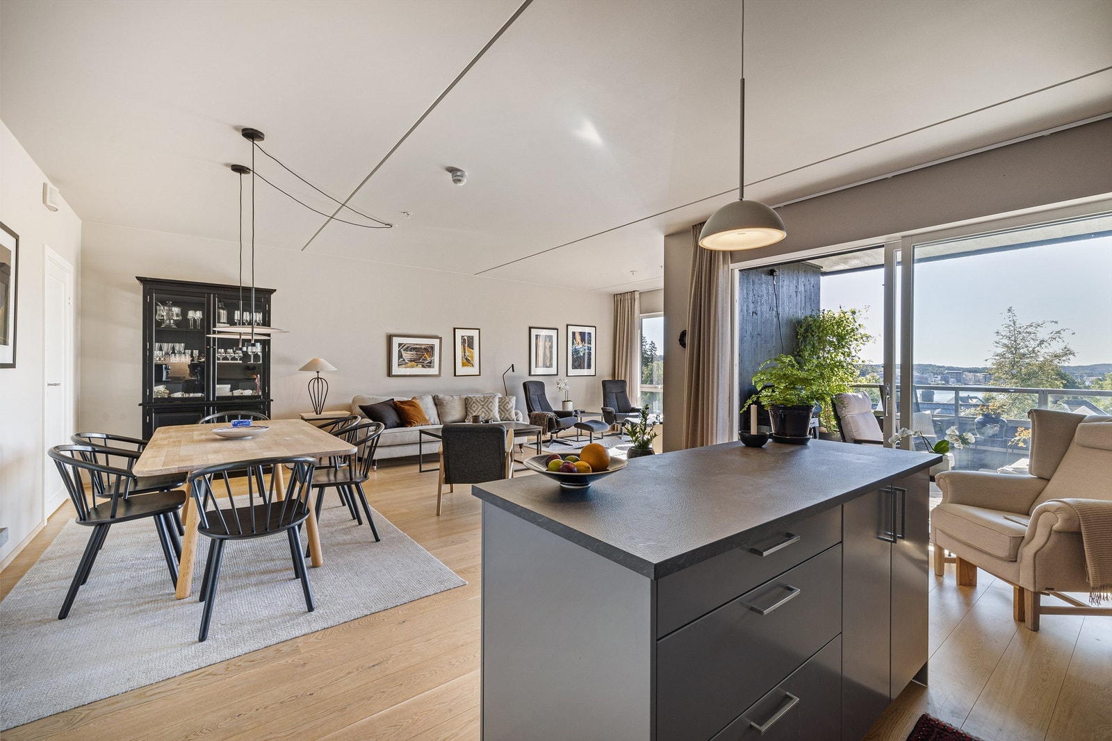 Her kan du lage mat samtidig som gjestene underholdes eller utsikten nytes Galleribilde