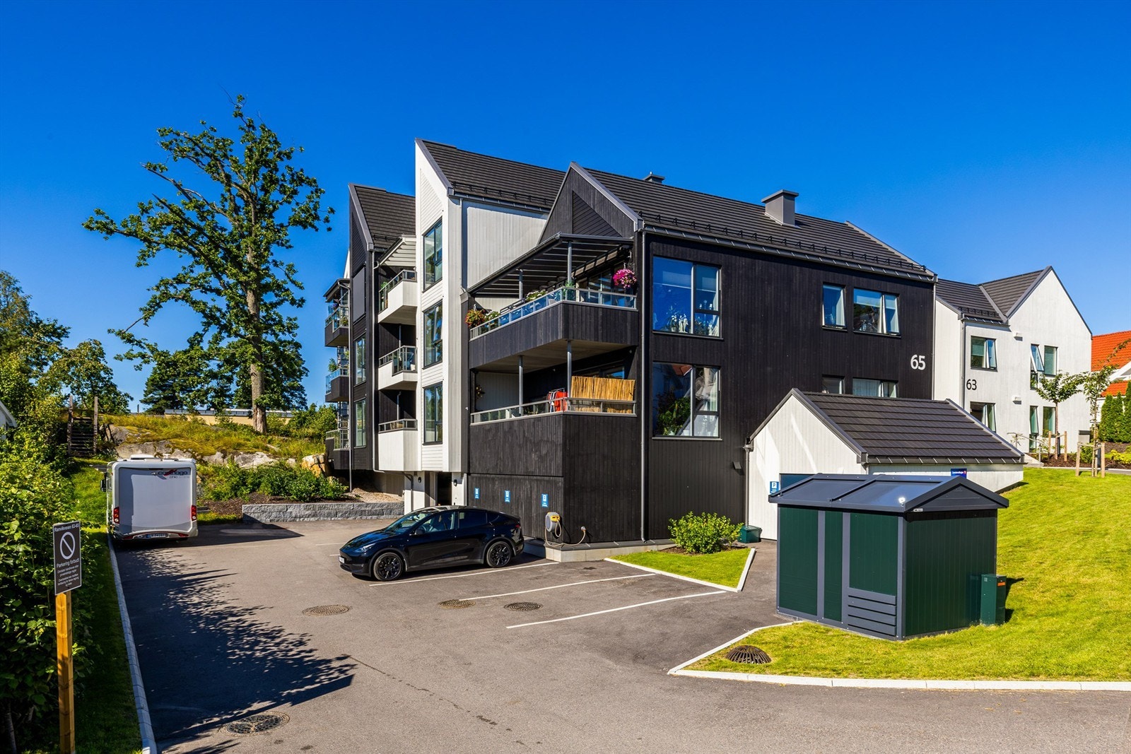 Godt med gjesteparkeringer på utsiden Galleribilde