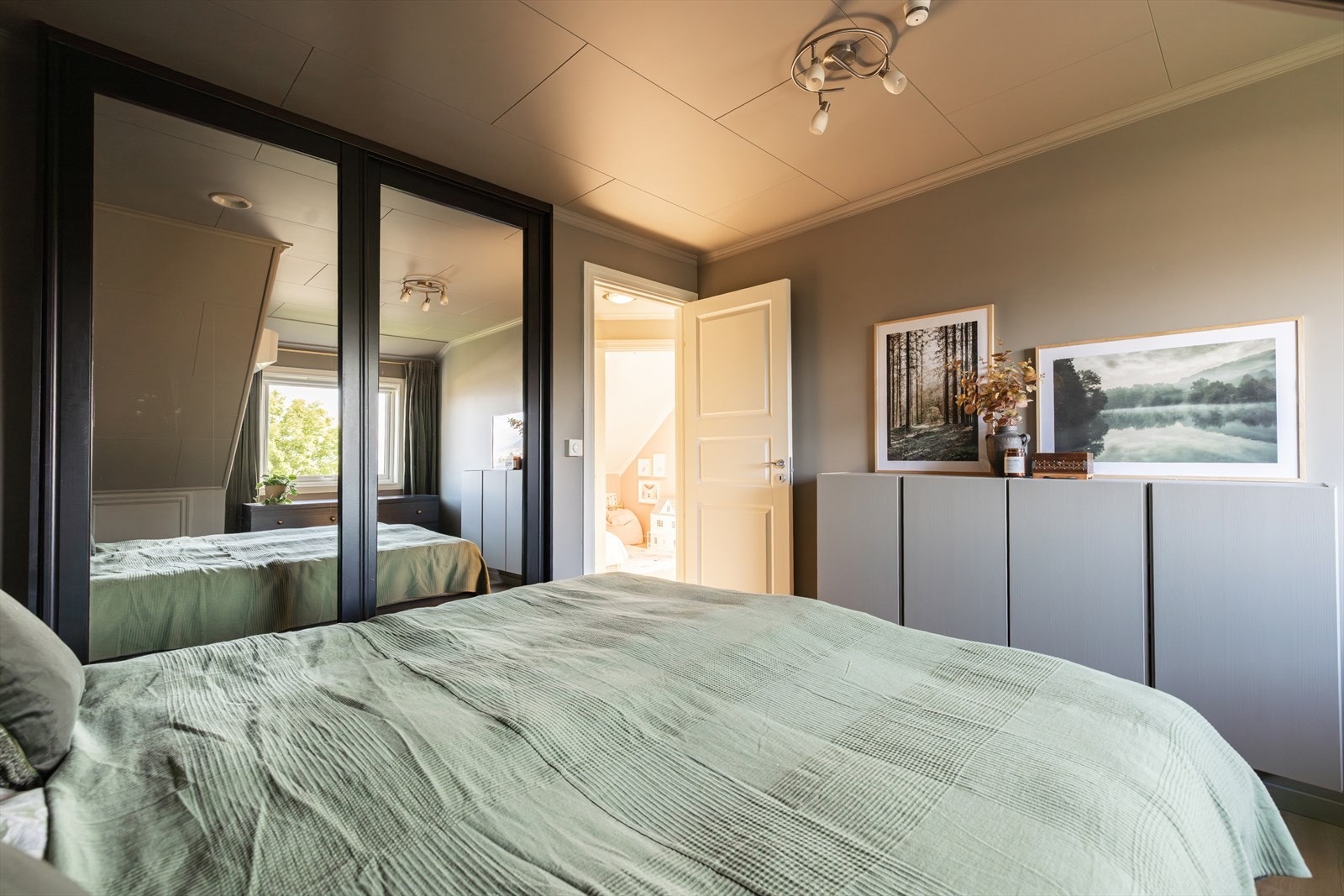 Hovedsoverom med garderobeskap og speil Galleribilde