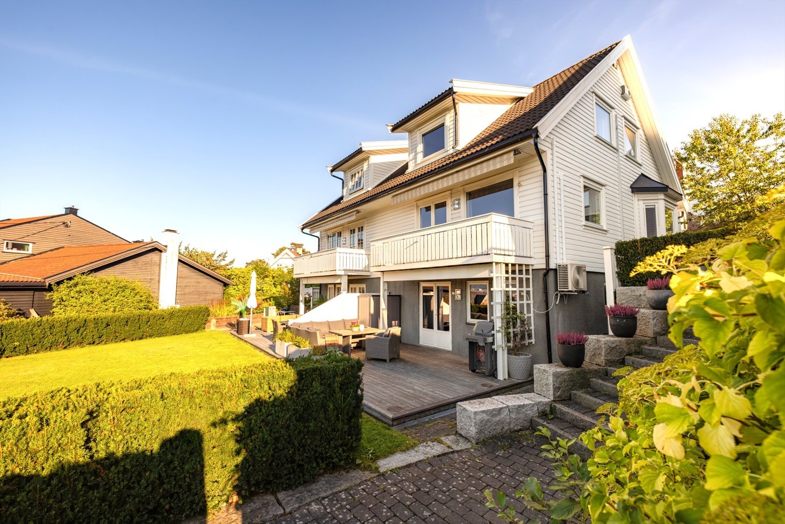 Adkomst til egen inngang i underetasje på side av bygget, samt hovedinngang opp stentrapp Galleribilde