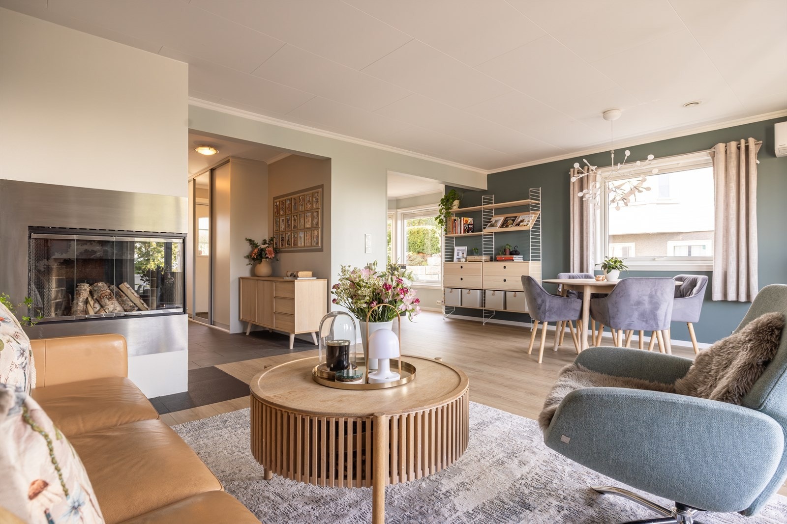 Boligen har en tradisjonell planløsning med både stue, spisebord og kjøkken på sammen etasje Galleribilde