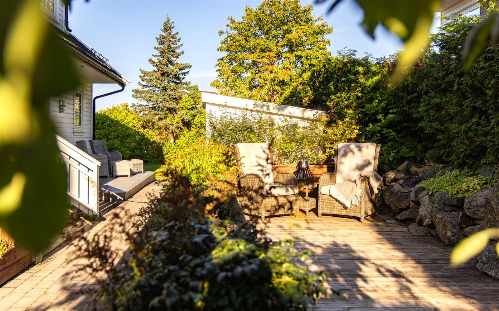 Hyggelig uteparti tilhører boligen med sittegruppe i formiddag- og tidlig ettermiddagssol Galleribilde