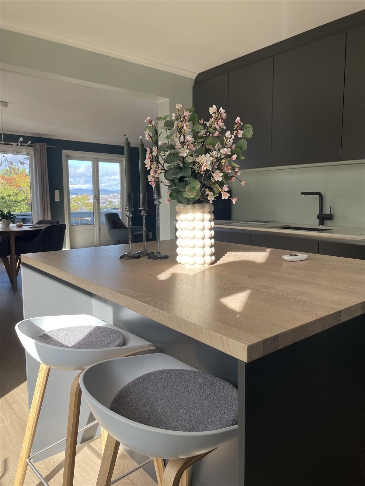 Plass til stoler ved kjøkkenøy Galleribilde
