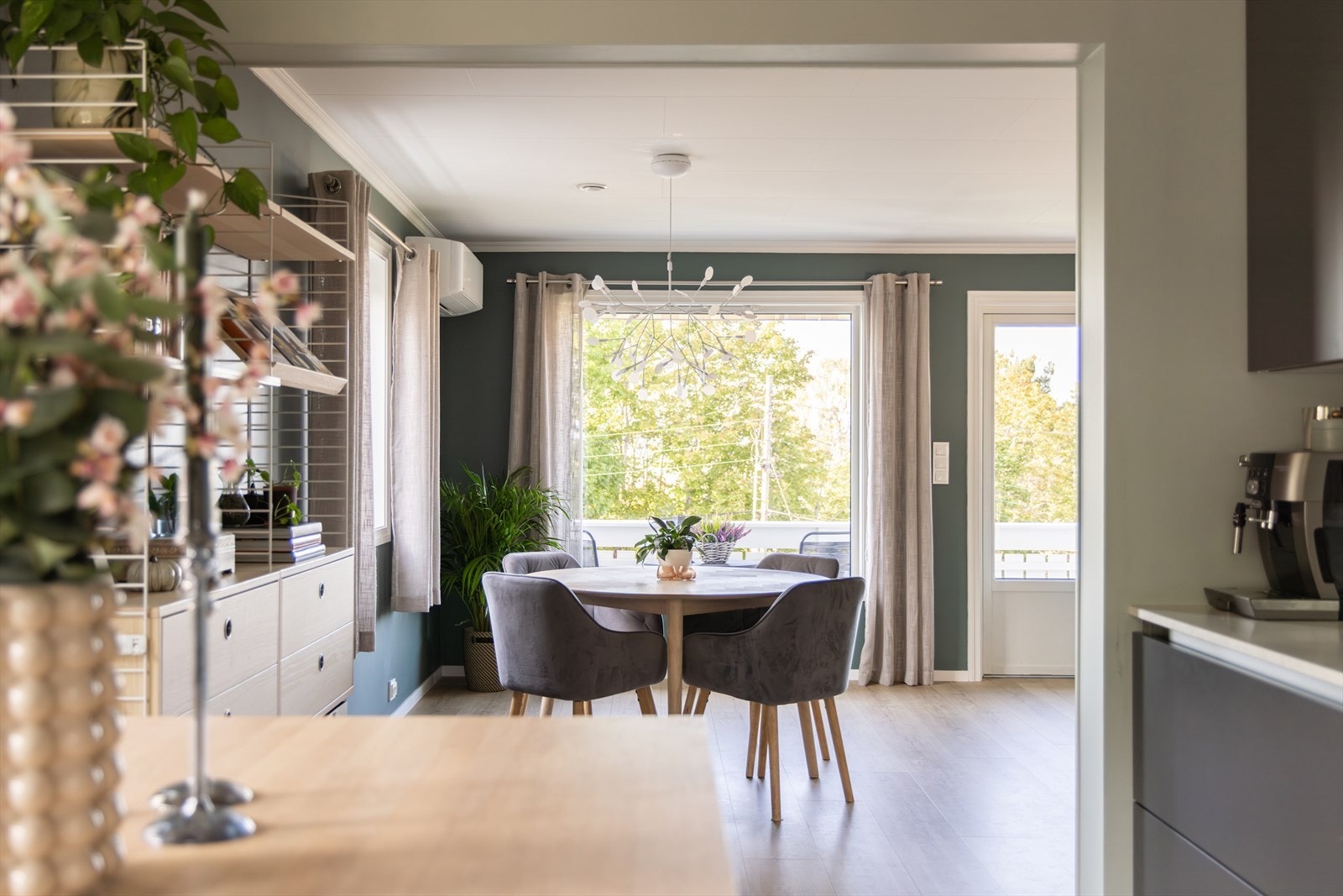 Smart utformet stue som gir flere definerte soner til sofagruppe, spiseplass og kjøkken Galleribilde