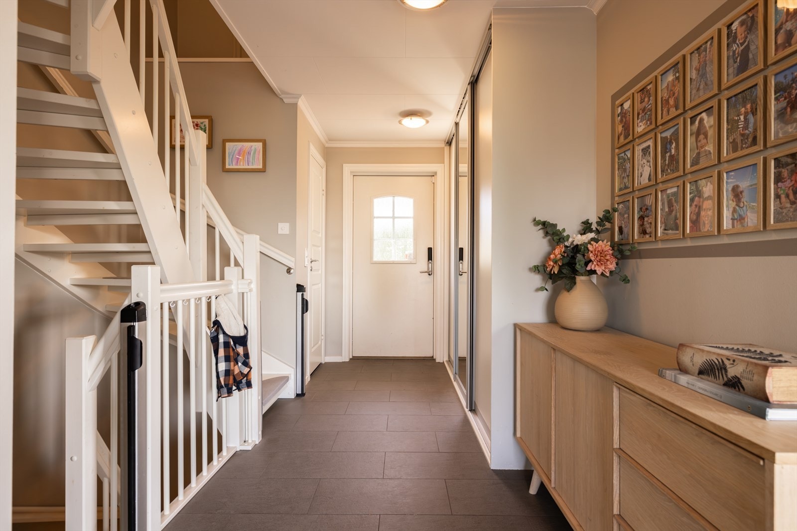 Flislagt entre fra 2012 med varmekabler. Skyvedørsgarderobe og speil - separat WC. Yale dørlås 2024 Galleribilde