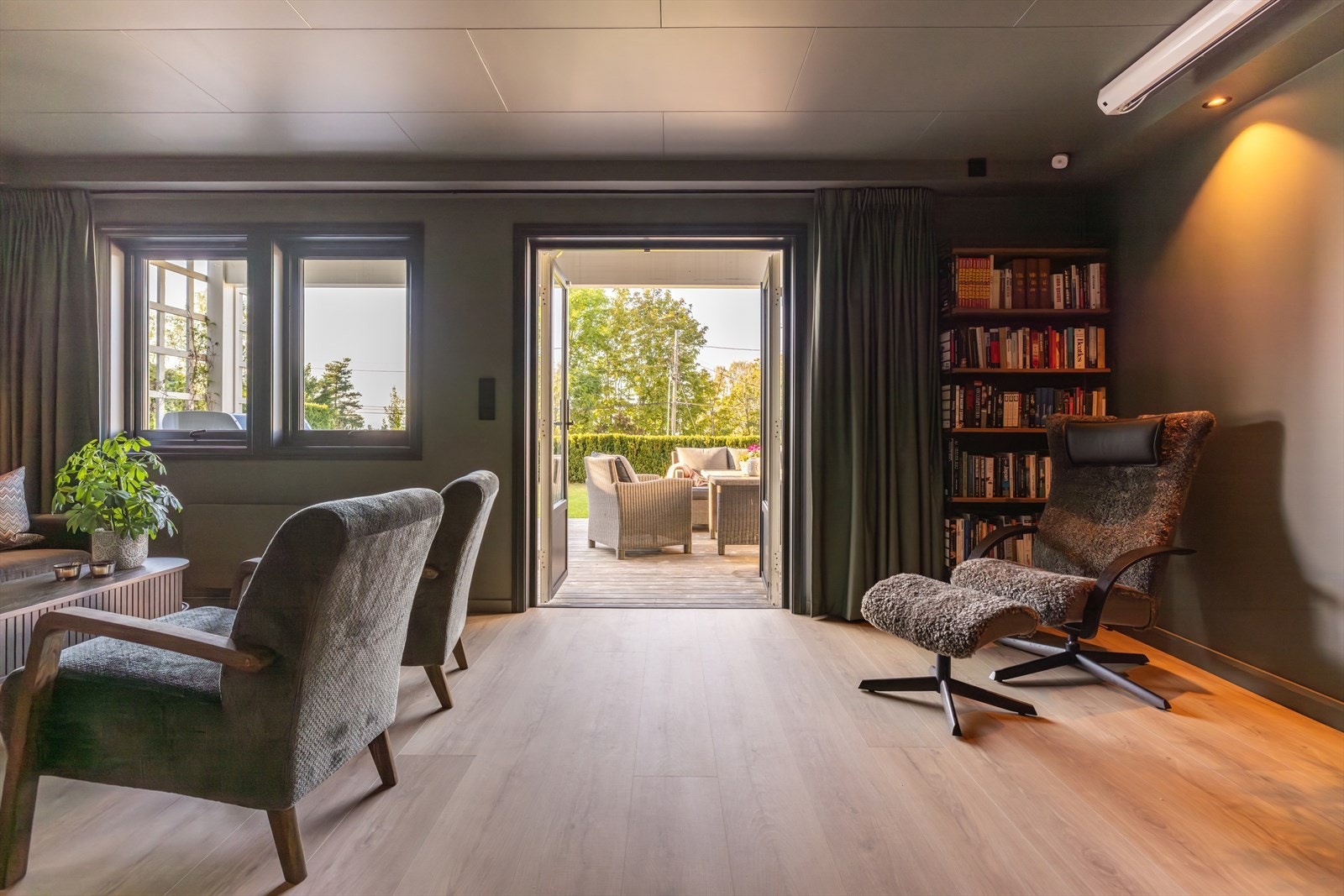 Nyere gulv lagt i 2024. Utgang fra underetasje til flott markterrasse og gressplen Galleribilde