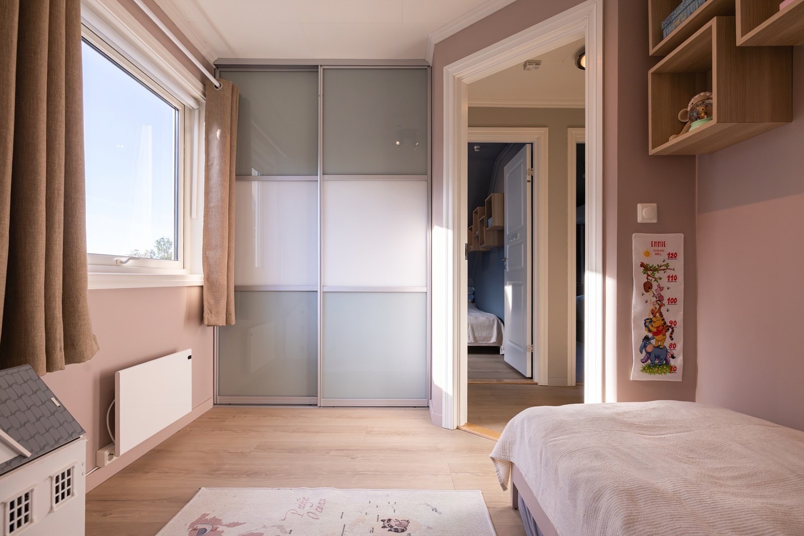 Soverom 2 med skyvedørsgarderobe Galleribilde