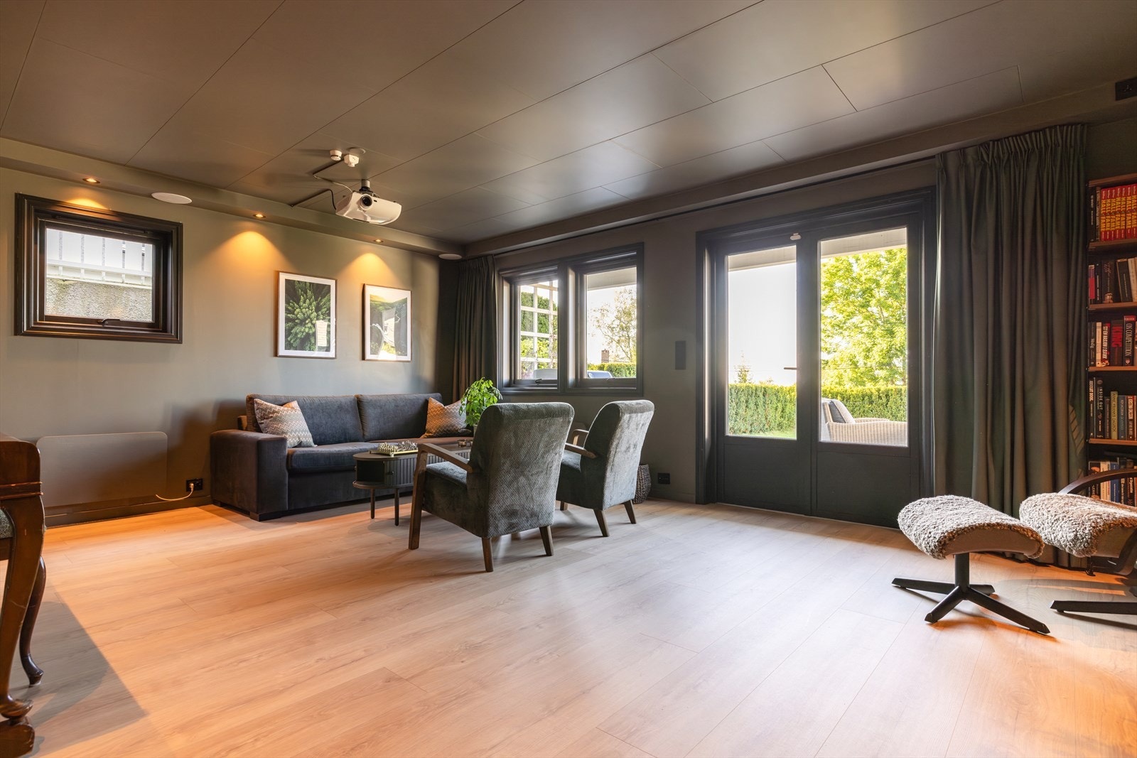 Nyere oppusset underetasje med enstavs laminat på gulv fra 2024 og overflatebehandlede vegger Galleribilde