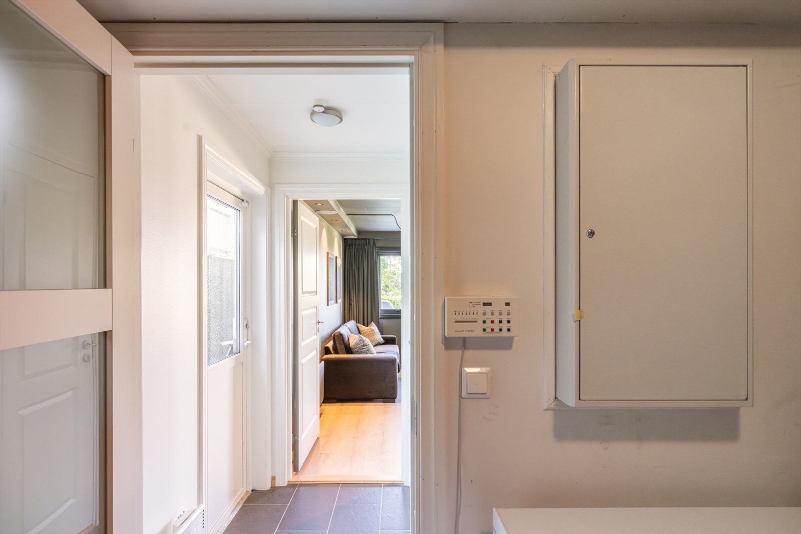 Teknisk rom med sikringsskap og areal for hyller og oppbevaring Galleribilde