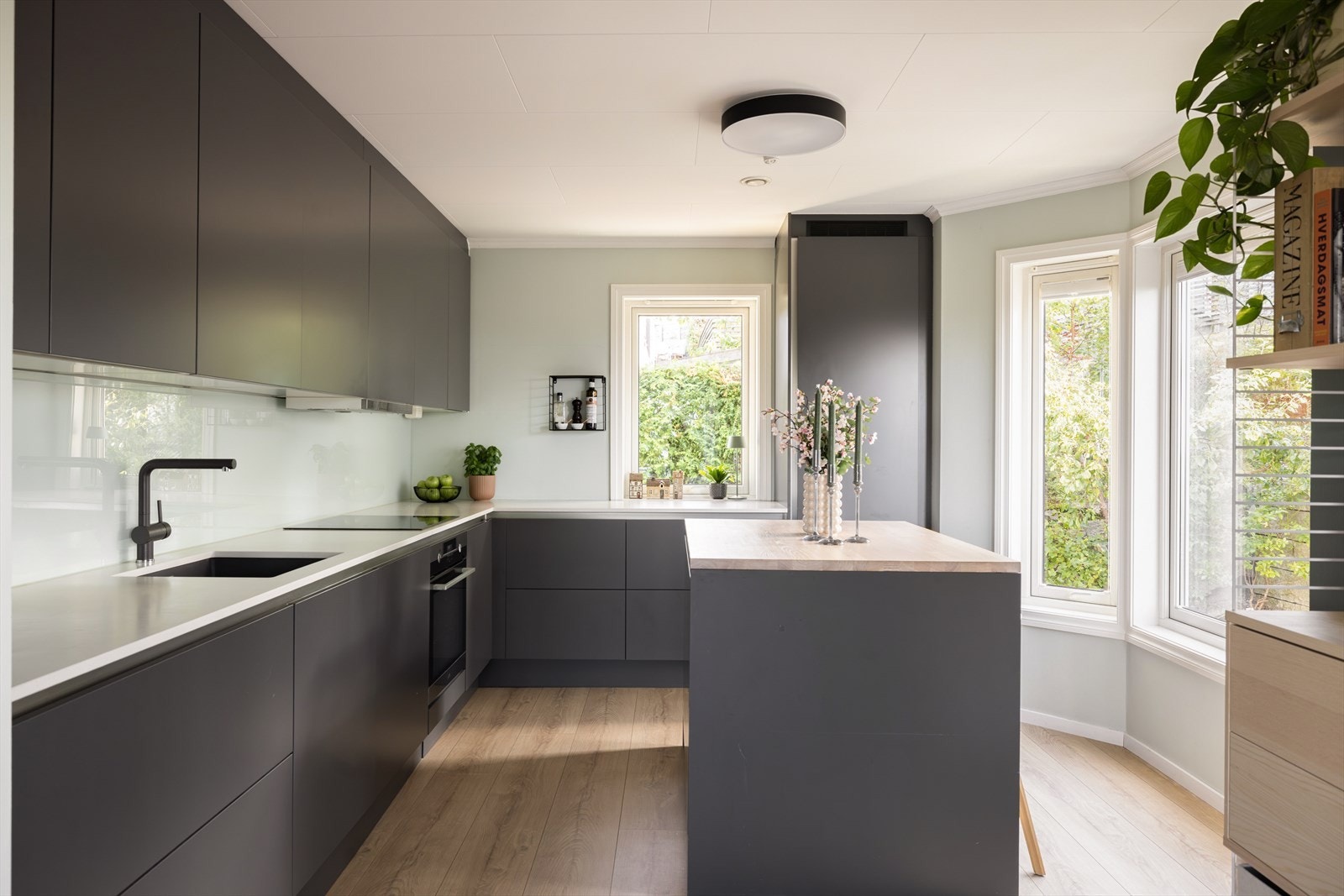 Flott kjøkken fra HTH fra 2018 med integrerte hvitevarer Galleribilde