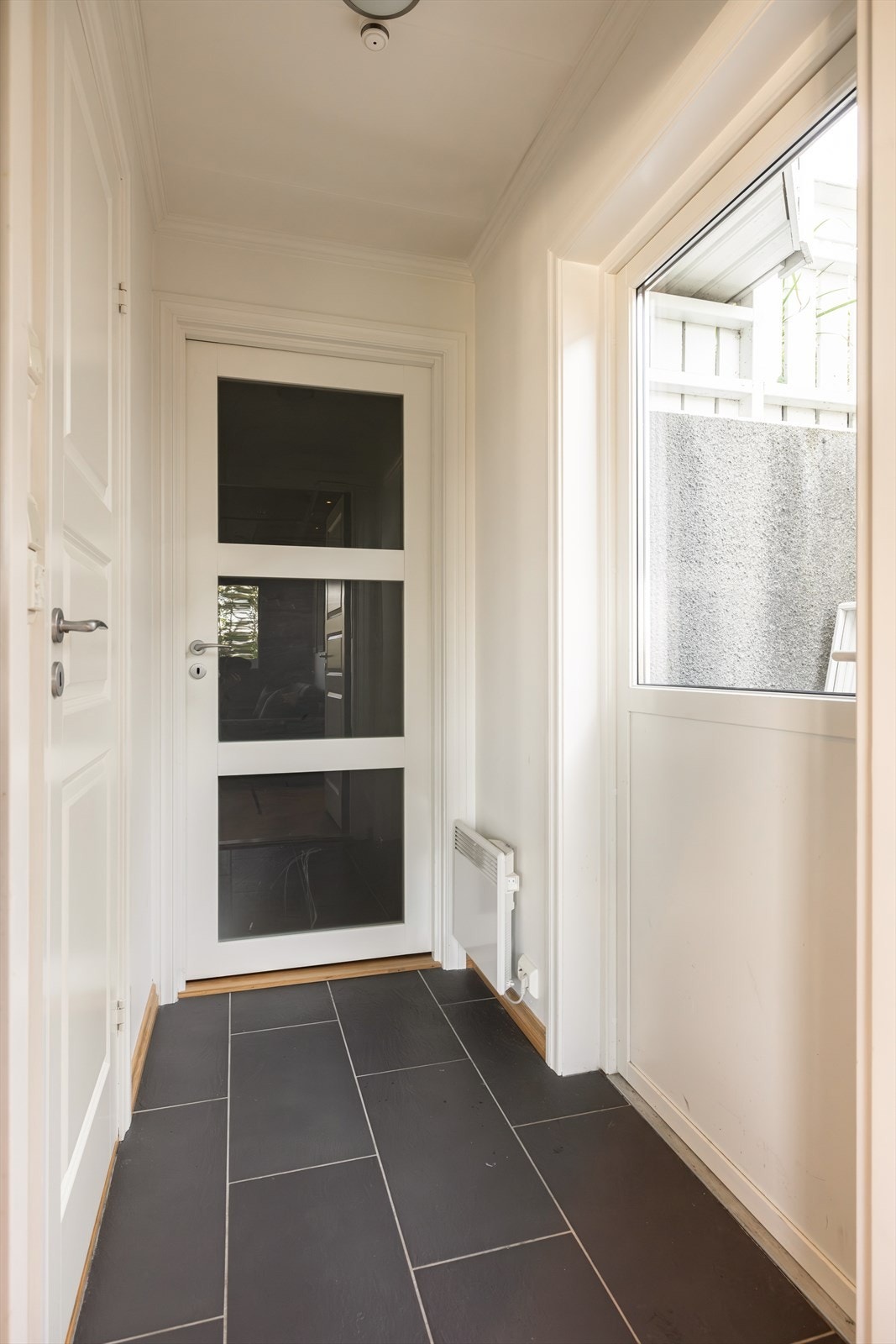 Underetasjen har egen inngang fra siden av huset Galleribilde