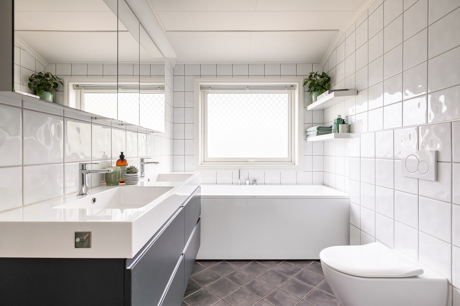 Stort baderom i 2.etasje med både badekar og dusjsone. Dobbeltservant og vegghengt klosett Galleribilde