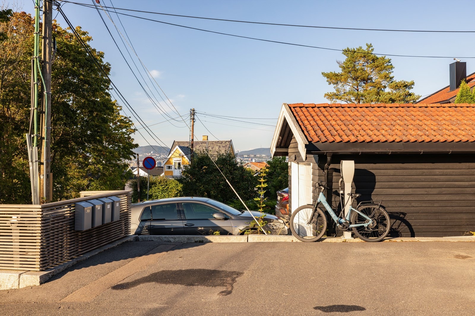 Med boligen følger to biloppstillingsplasser samt ladestasjon Galleribilde