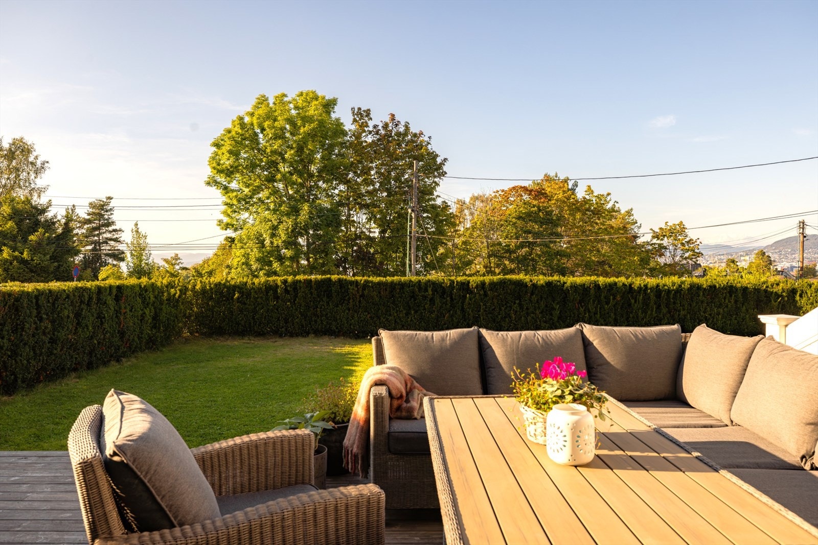 Skjermet og pent opparbeidet plen og tujahekk. Definerte uteområder - se salgsoppgave Galleribilde