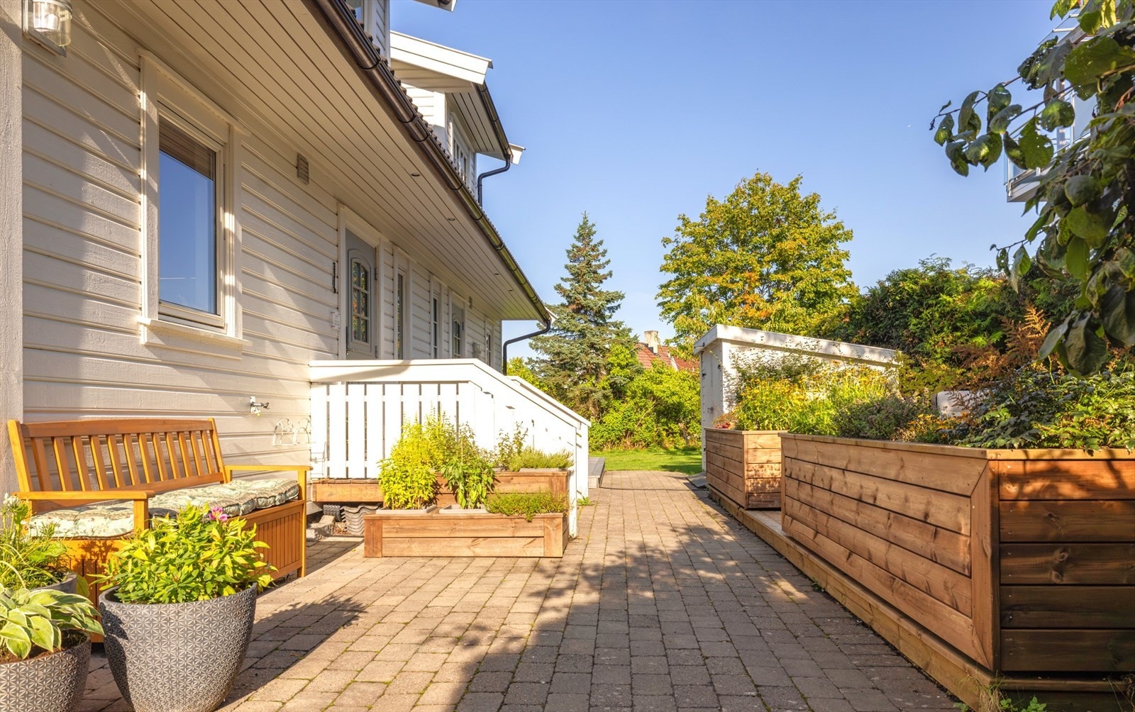 Boligen deler adkomstvei med nabo i 2A men har definerte uteområder på tomt Galleribilde