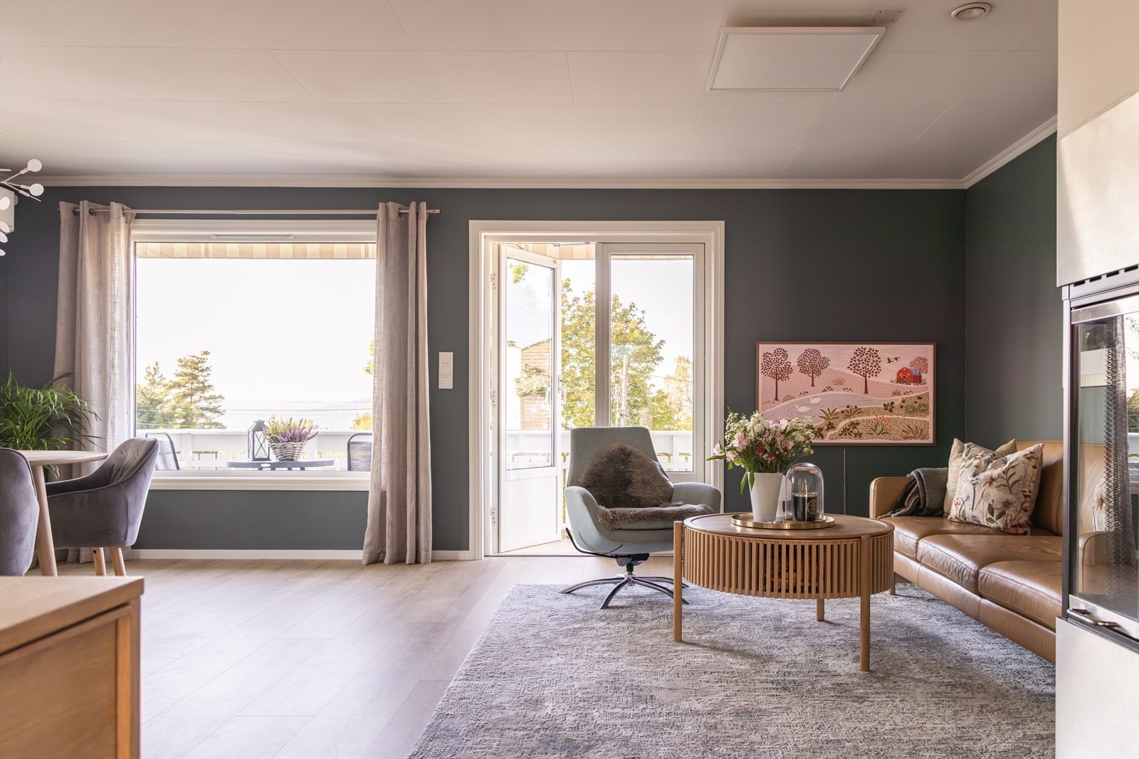 Romslig og pen stue med flotte fargevalg på vegger Galleribilde