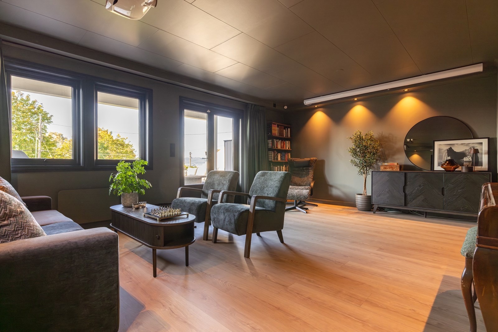 Projektor, lerret og innebygde høyttalere montert i 2012 for en optimal hjemmekino opplevelse Galleribilde