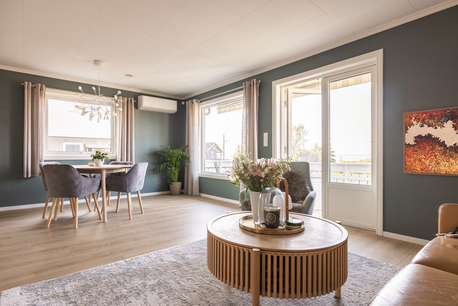 Boligen har peis montert i 2012 og og varmepumpe fra 2020 i stue Galleribilde