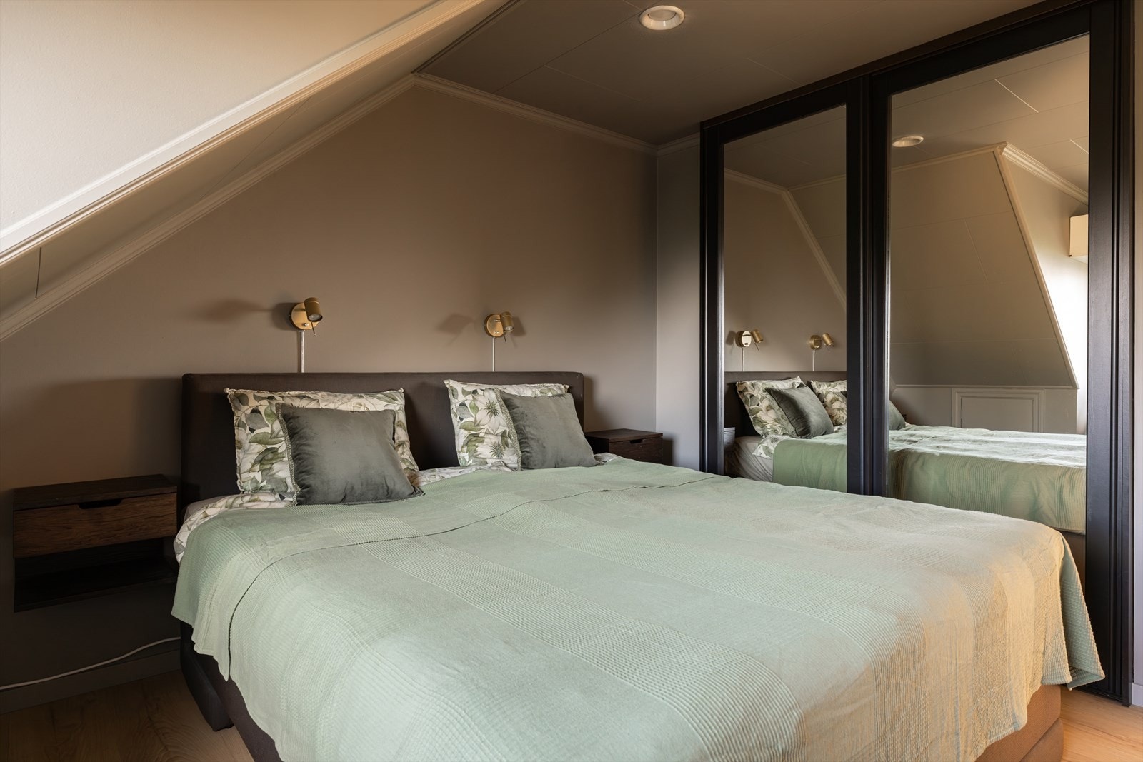 Hovedsoverom med garderobeskap og speil Galleribilde