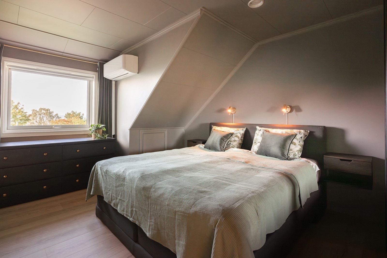 Romslig hovedsoverom i 2.etasje med lyssinnslipp og plass til stor dobbeltseng. Varmepumpe fra 2020 Galleribilde