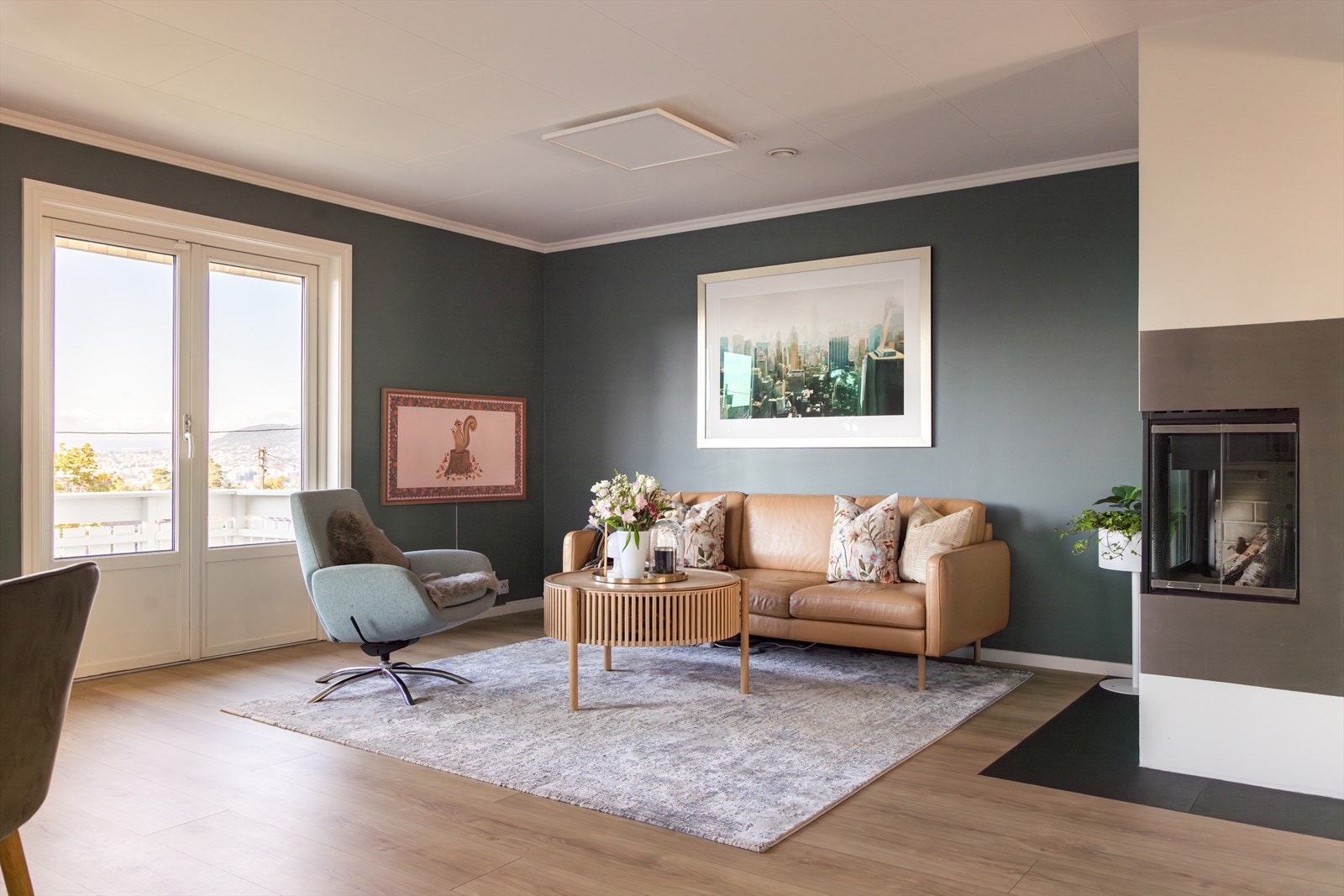 Nyere pen enstavs laminat i stue med varmefolie fra 2023 Galleribilde