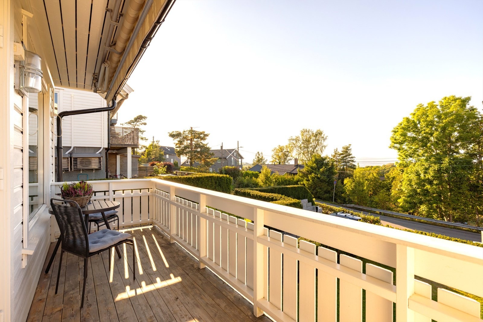 Balkongen ut fra stue ligger høyt og fritt i terreng med kveldssol Galleribilde