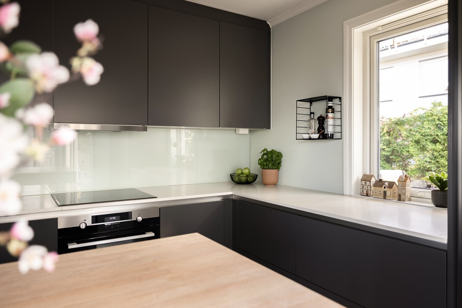 Gode arbeidsflater på kjøkken med kompositt benkeplater og kjøkkenøy Galleribilde