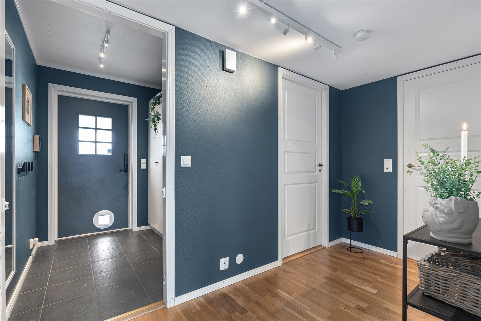 Gang med god garderobeløsning og fliser med varme i gulv Galleribilde