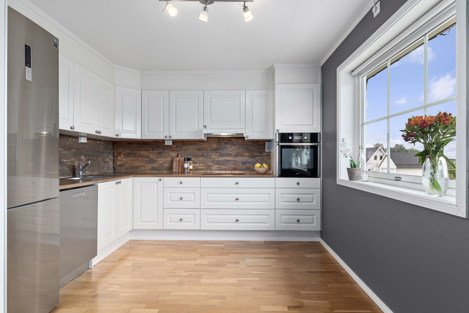 Praktisk kjøkken med masse skap og benkeplass Galleribilde