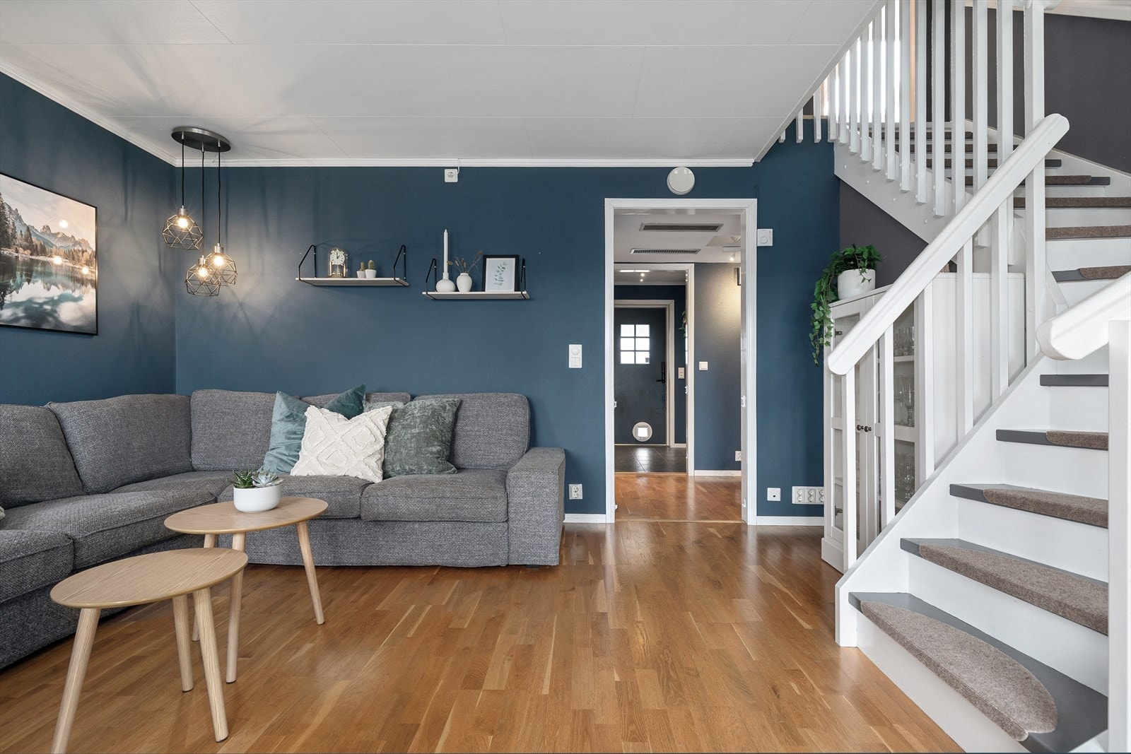 Stue med trapp opp til 2.etasje Galleribilde