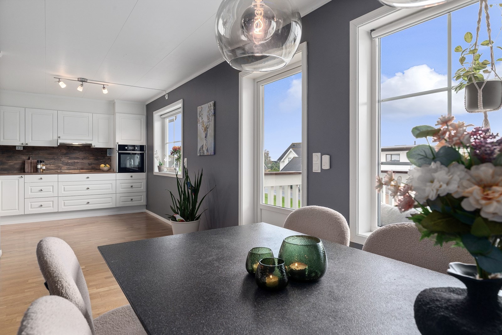 Kjøkken/ spisestue med god plass til spisebord Galleribilde