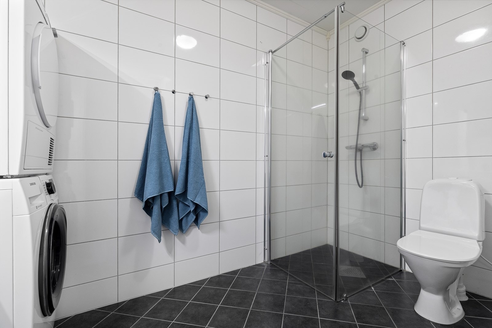 Bad 1 som er innredet med dusj, wc og opplegg for vaskemaskin Galleribilde