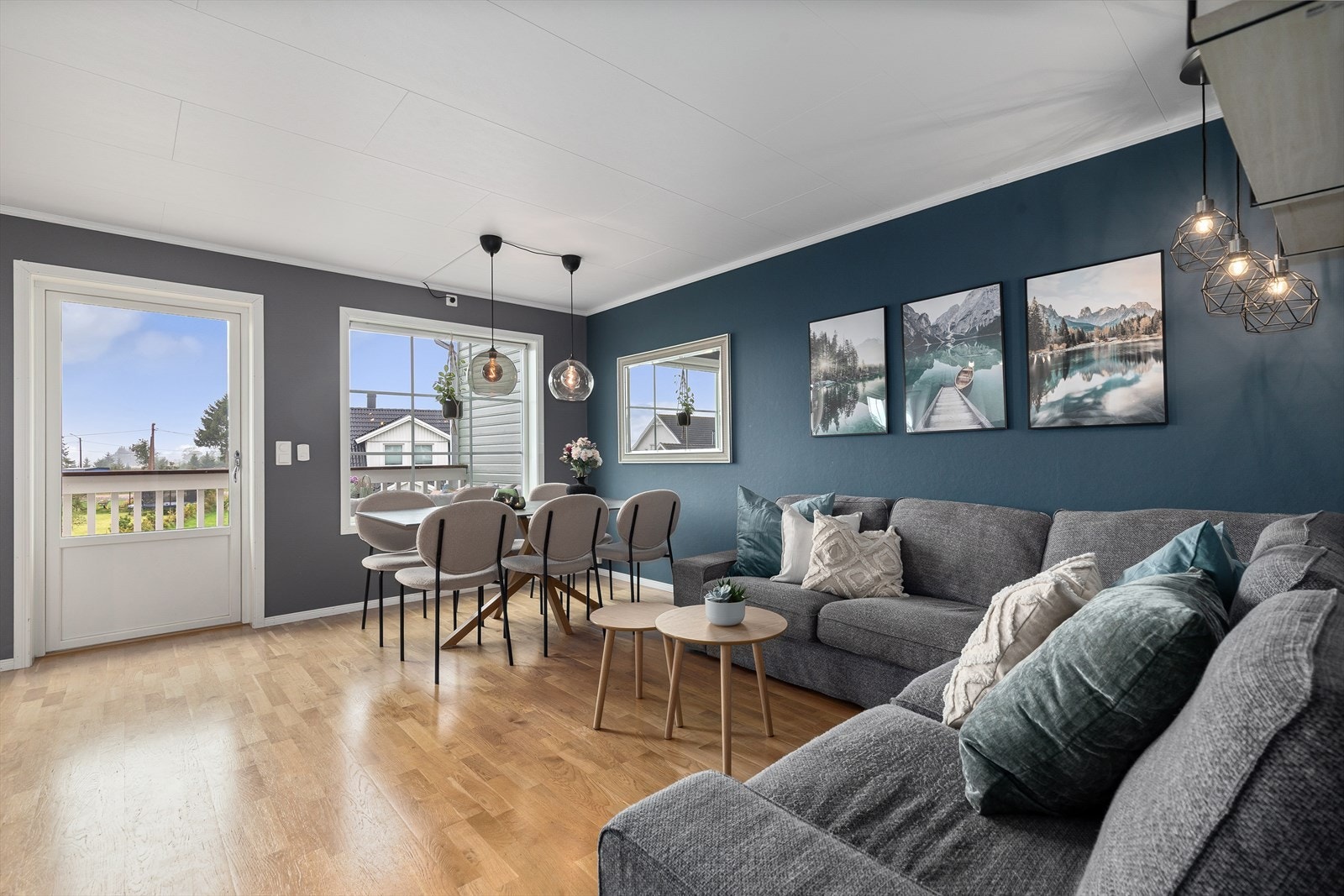 Koselig stue som er malt i moderne farger Galleribilde