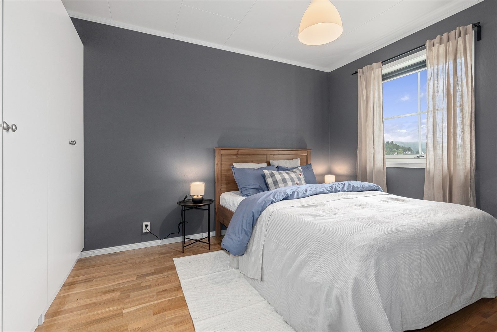 Hovedsoverom med god garderobeløsning Galleribilde