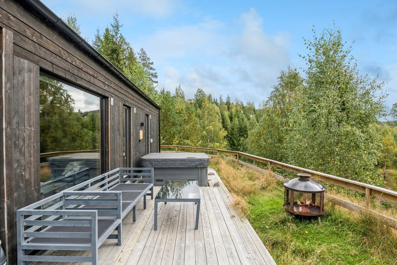 Terrassen er det perfekte stedet for å nyte stillheten, med plass til både sittegruppe og jacuzzi! Galleribilde