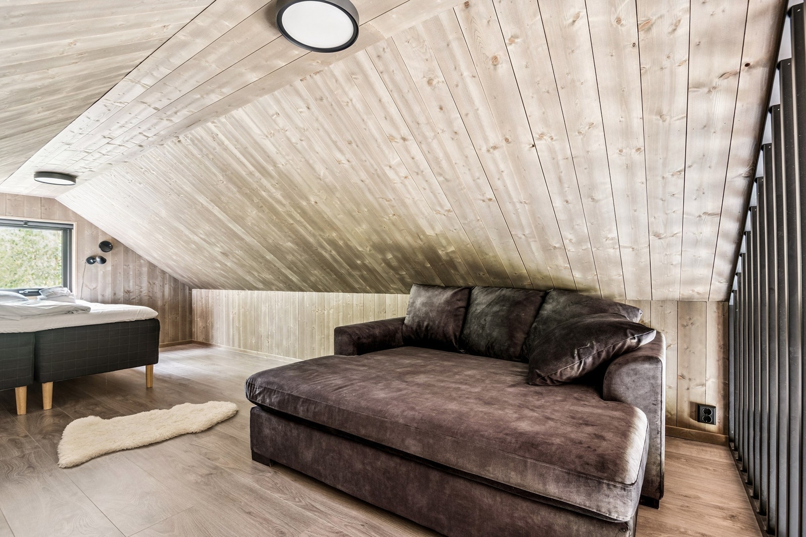 Hemsen har lav takhøyde, og er således ikke godkjent som rom for varig opphold. Den gir allikevel flere bruksområder til hytta. Galleribilde