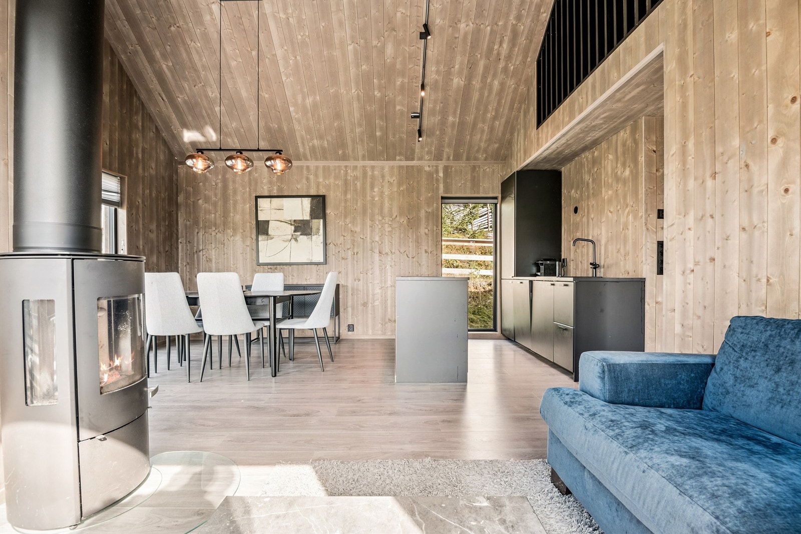 Den åpne løsningen mellom stue og kjøkken skaper en herlig romfølelse og en fin sosial sone. Galleribilde