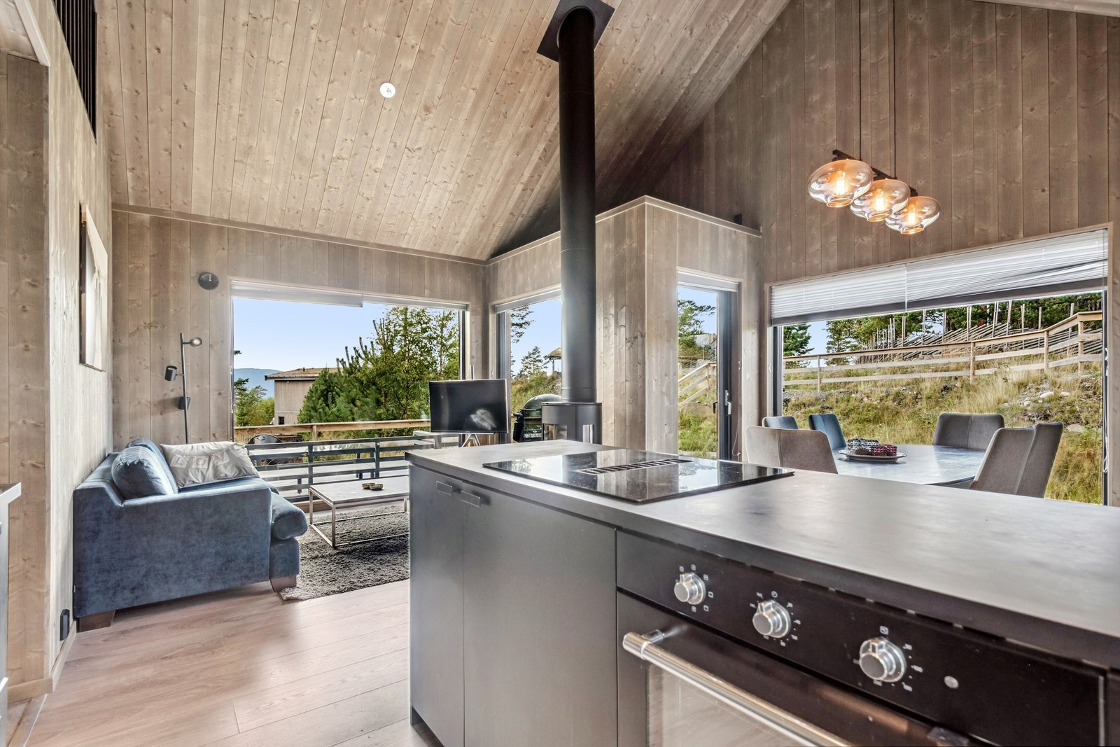 Fra kjøkken mot spisestue og tv-stue. Galleribilde